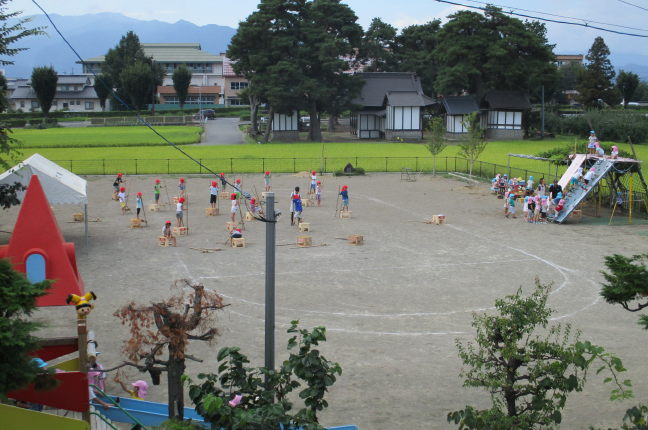 朝の園庭「子どもたち」1.JPG