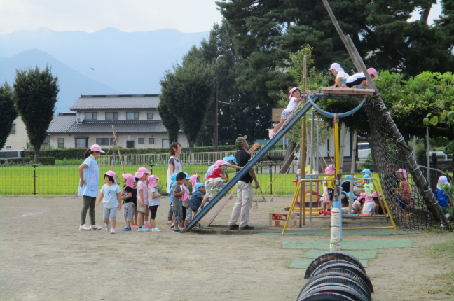 朝の園庭「子どもたち」2.JPG